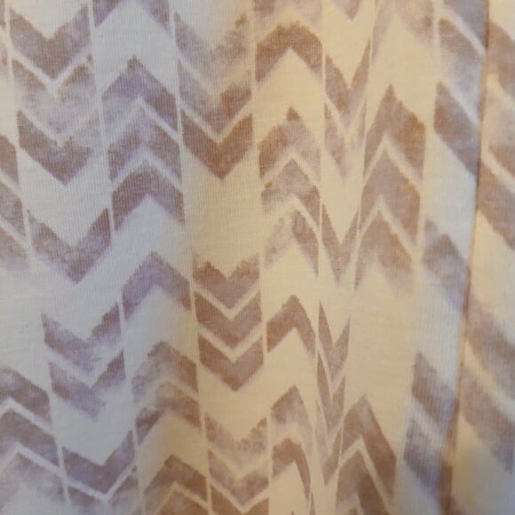 NEW womens M V-neck chevron print blouse Mauve White short sleeve Super soft top - Picture 6 of 8